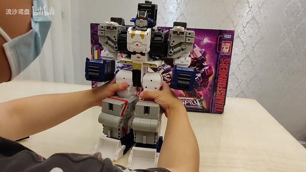 Transformers Legacy Cybertron Universe Titan Class Metroplex In Hand Image  (14 of 29)